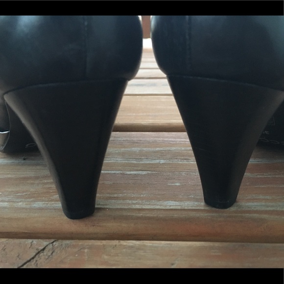 ECCO leather heels w twisted gold accent - Picture 6 of 9